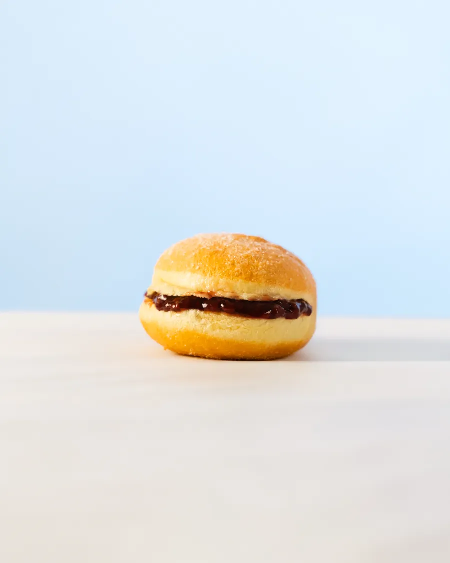 Bola de berlim com frutos vermelhos