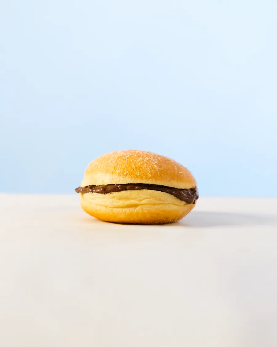Bola de berlim com chocolate e batata palha