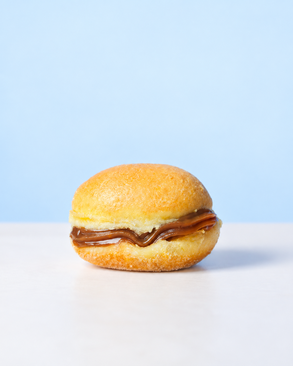 Bola de berlim com doce de leite